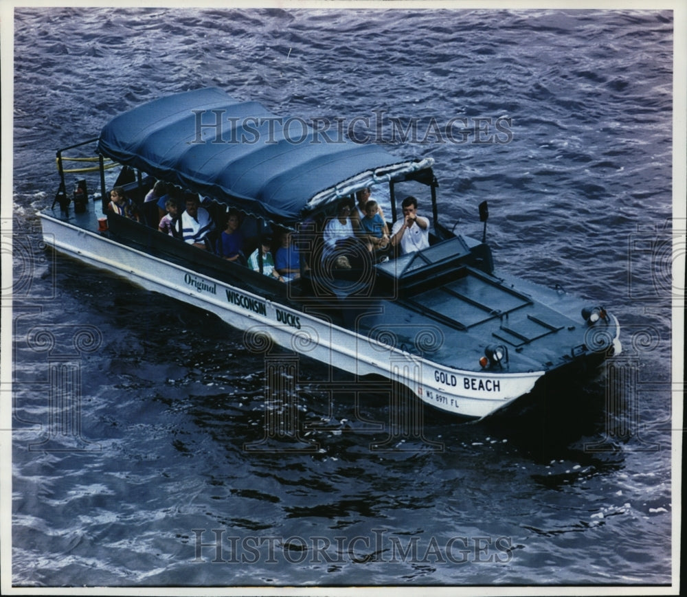 1995 Press Photo The Original Wisconsin Ducks Duck Boat on the Wisconsin Dells-Historic Images
