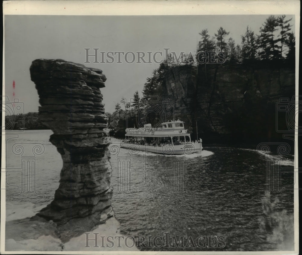 1960 Press Photo A Tour Boat at Wisconsin Dells Floating The Wisconsin River-Historic Images