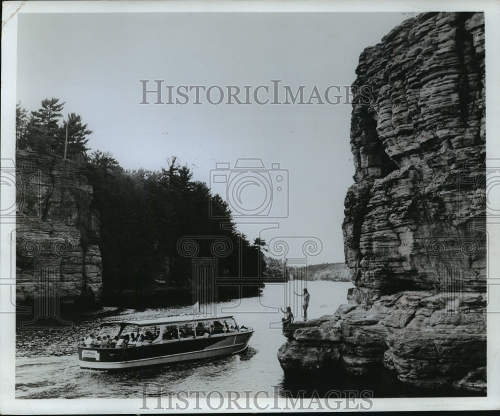 Press Photo An Undated Photo of a Tour Boat at the Wisconsin Dells - mja38957-Historic Images