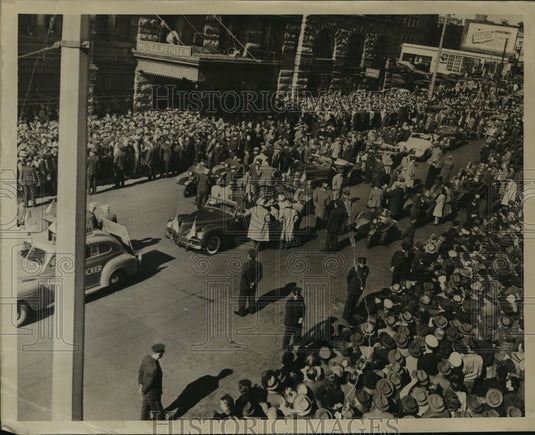 1944 Press Photo Crowd during one of the parades - mja38978-Historic Images