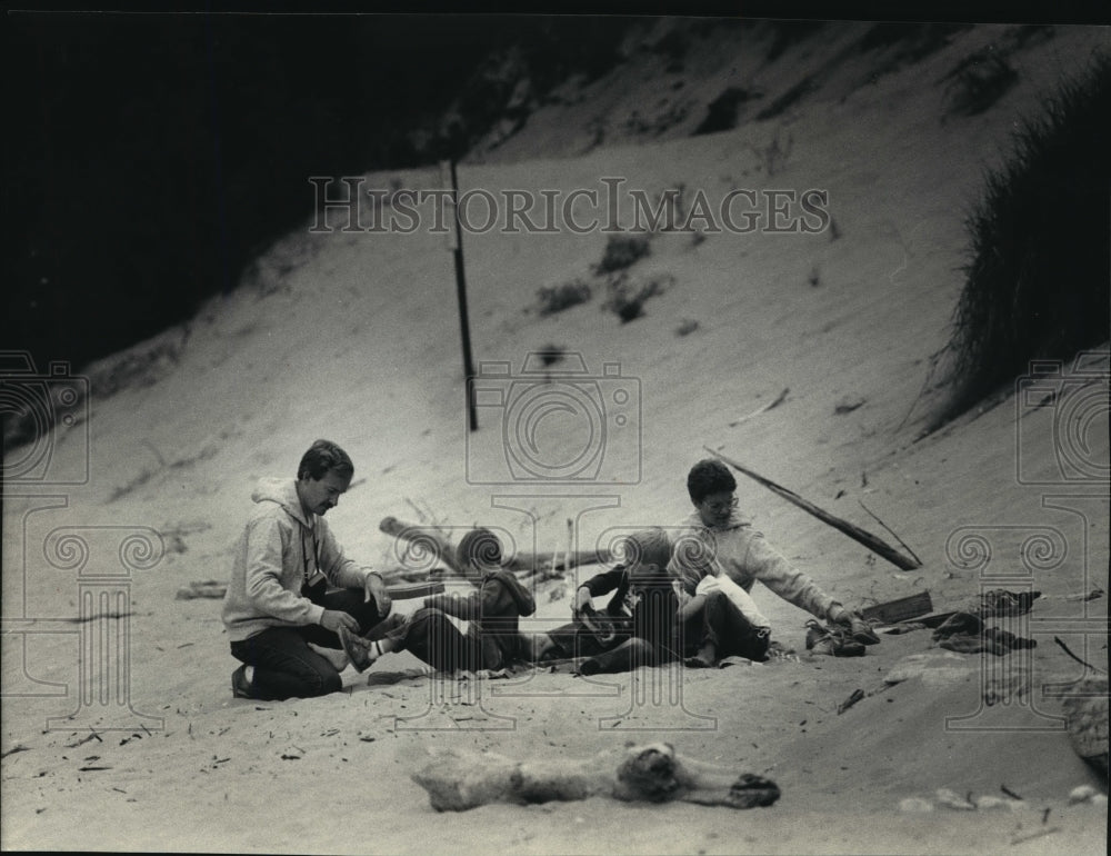 1987 Press Photo Ken, Vickie Horn And Children Enjoy Whitefish Dunes State Park-Historic Images