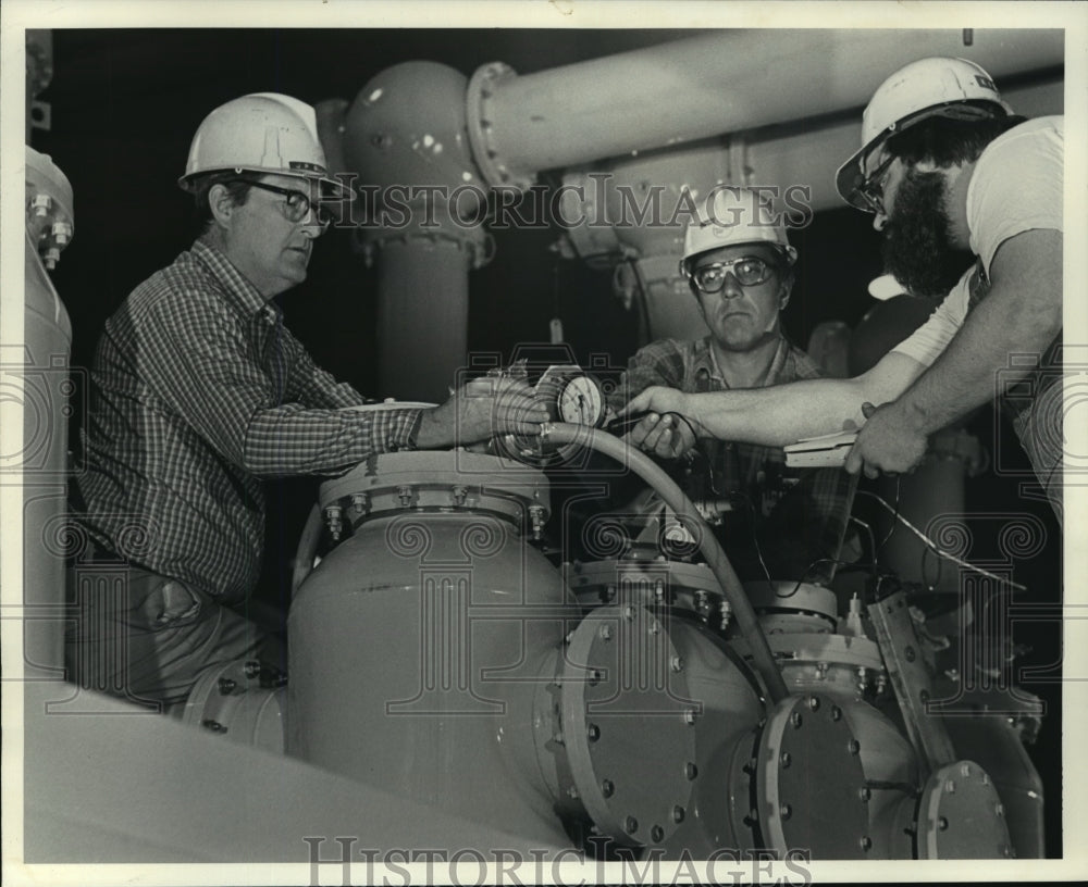 1981 Press Photo Wisconsin Electric Power Company Technicians Check Conductors-Historic Images