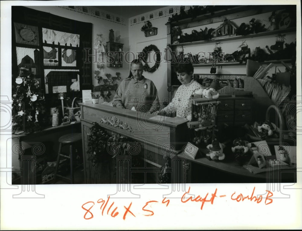 1993 Press Photo Diane Wolter, Wisconsin Craftsmen Store Manager, And Assistant-Historic Images