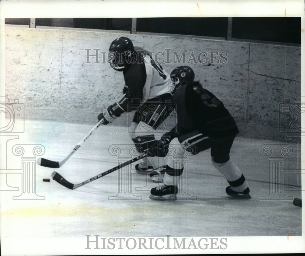 1995 Press Photo Cherry Whitacre Pushing the Puck up the Ice During a Hokey Game - Historic Images