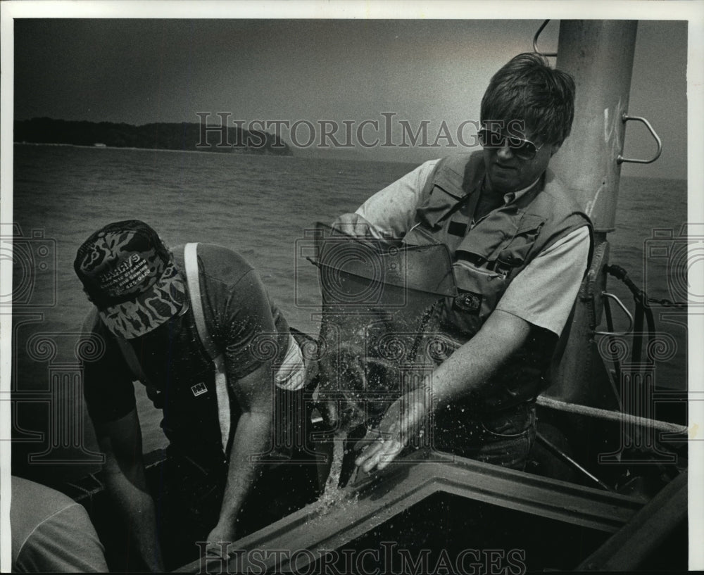 1990 Press Photo DNR Workers Release Tagged Walleyes in Lake Michigan - Historic Images