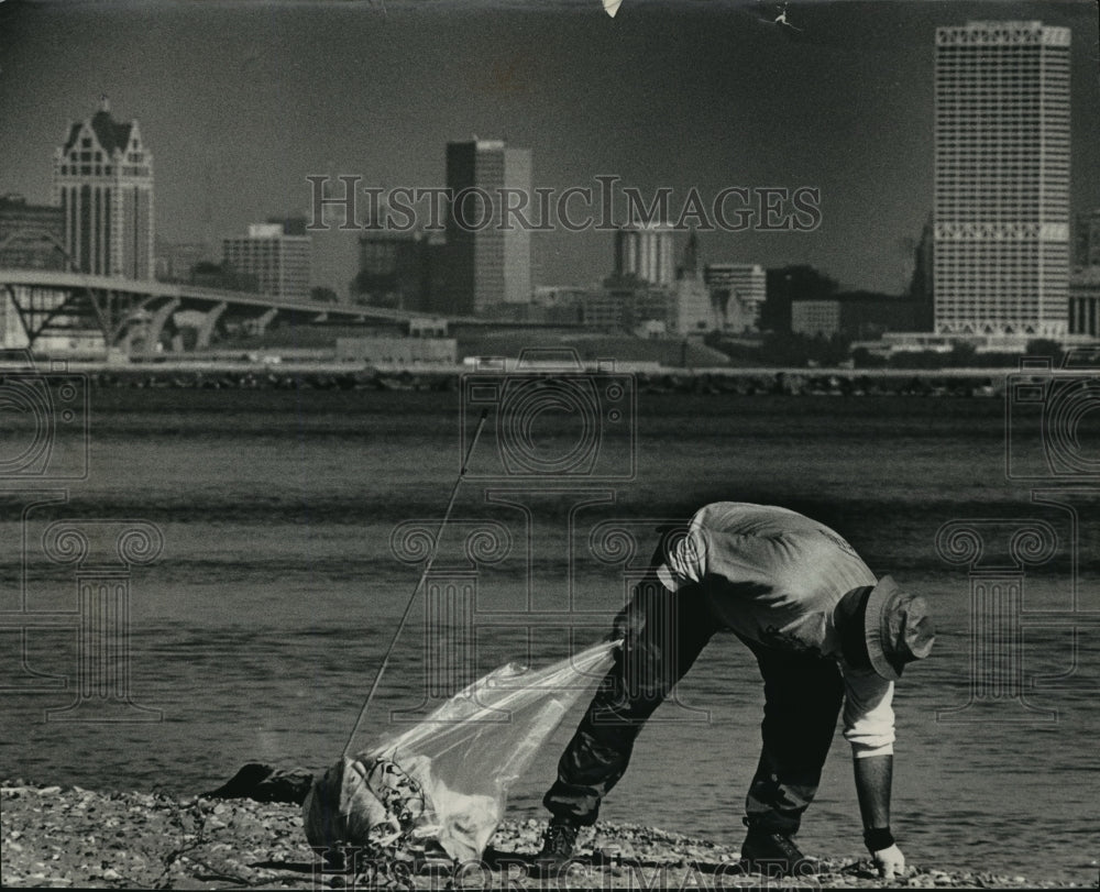 1991 Press Photo Chuck Haakma picks trash from Milwaukee County&#39;s Bay View Park-Historic Images