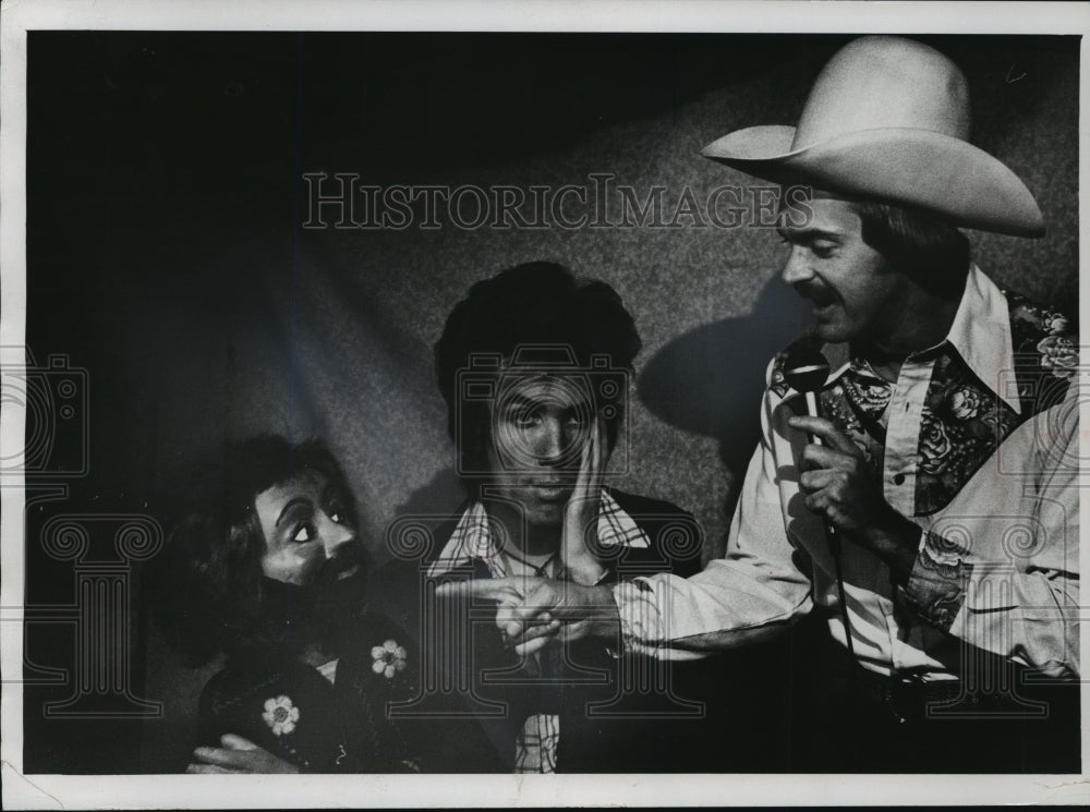 Press Photo Ron Kurtus, Pete Hefty, and dummy Justin before comedy show-Historic Images