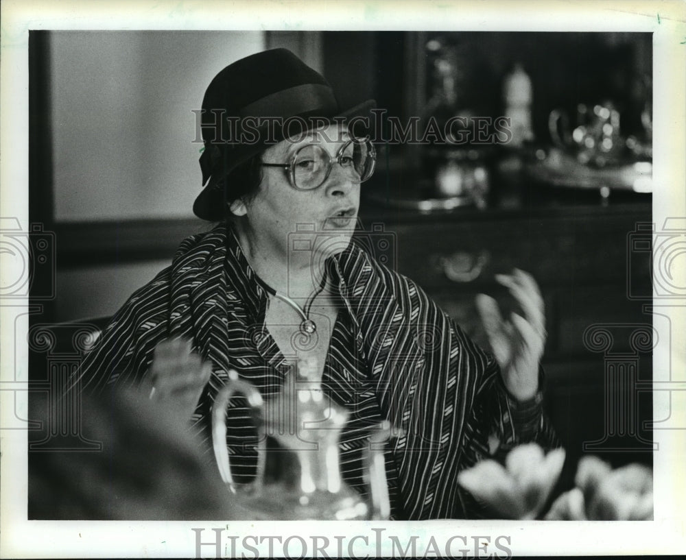 1983 Press Photo Mme. Liane Kuony clears up the stock - mja39243-Historic Images