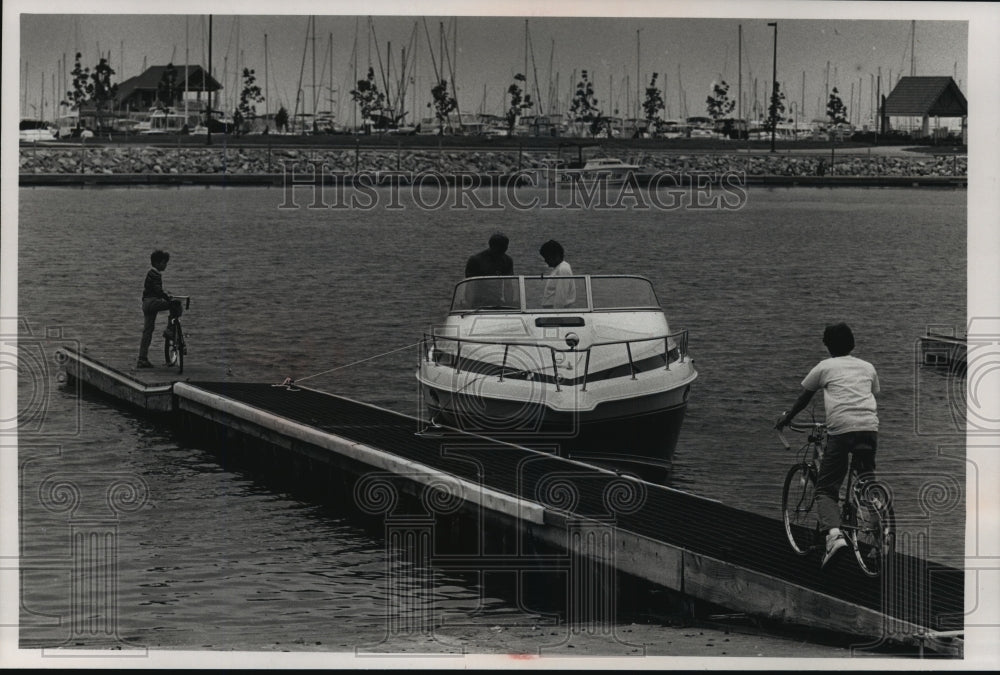 1989 Press Photo Racine In-Water Boat Show Pier at Reefpoint Marina - mja39286-Historic Images