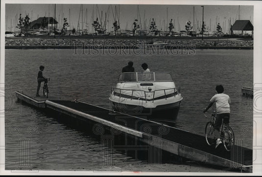 1989 Press Photo Racine In-Water Boat Show Pier at Reefpoint Marina - mja39286-Historic Images