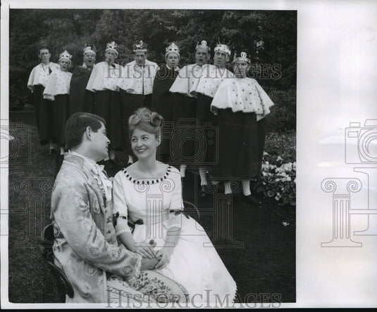 1966 Press Photo Pat Zapf and Karr Wolfe at rehearsal with the chorus of peers.-Historic Images