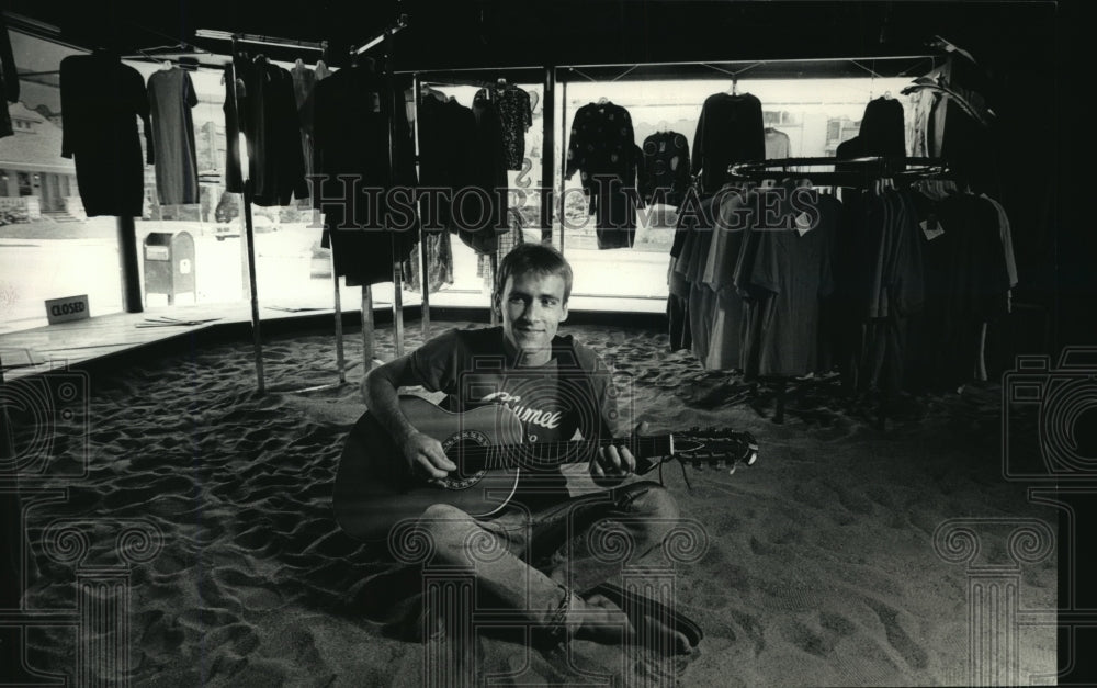 1987 Press Photo Dan Wisniewski at his new store, Desired Effect, Milwaukee - Historic Images