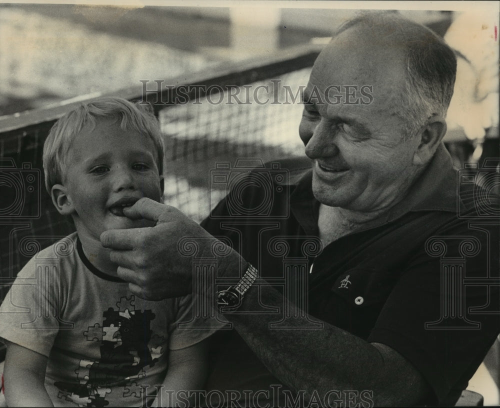 1983 Press Photo Tony Wise and His Grandson, Trevor Cameron - mja39336- Historic Images