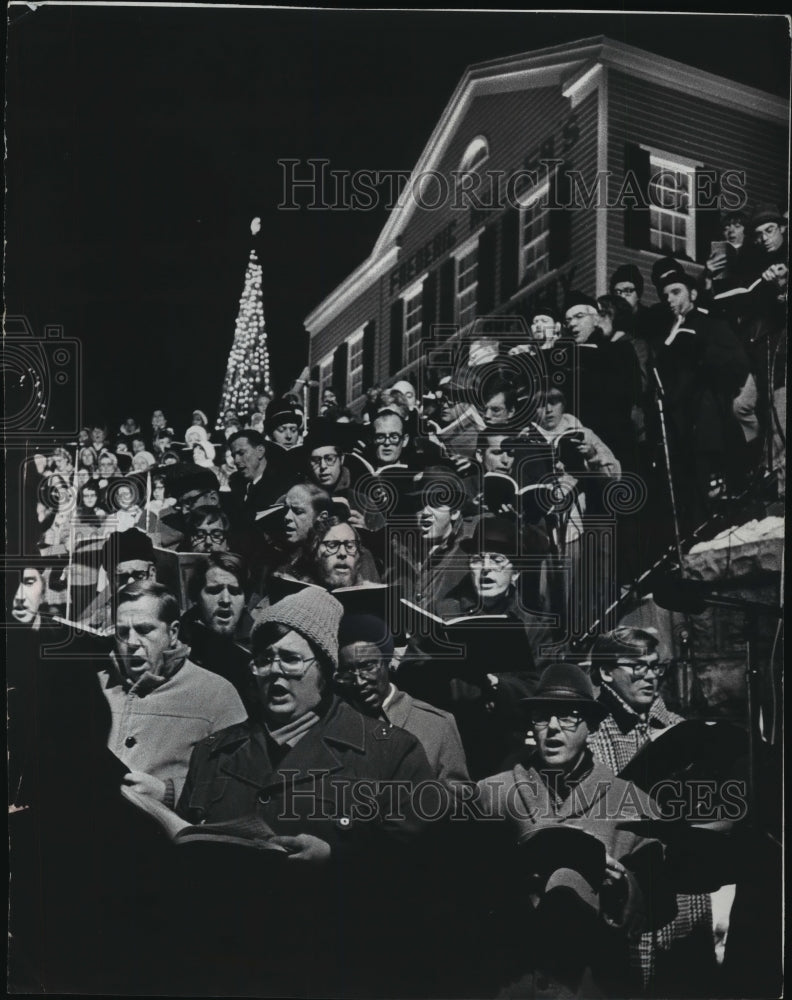 1972 Press Photo Bel Canto Chorus sings at Christmas Tree Lighting Ceremony-Historic Images
