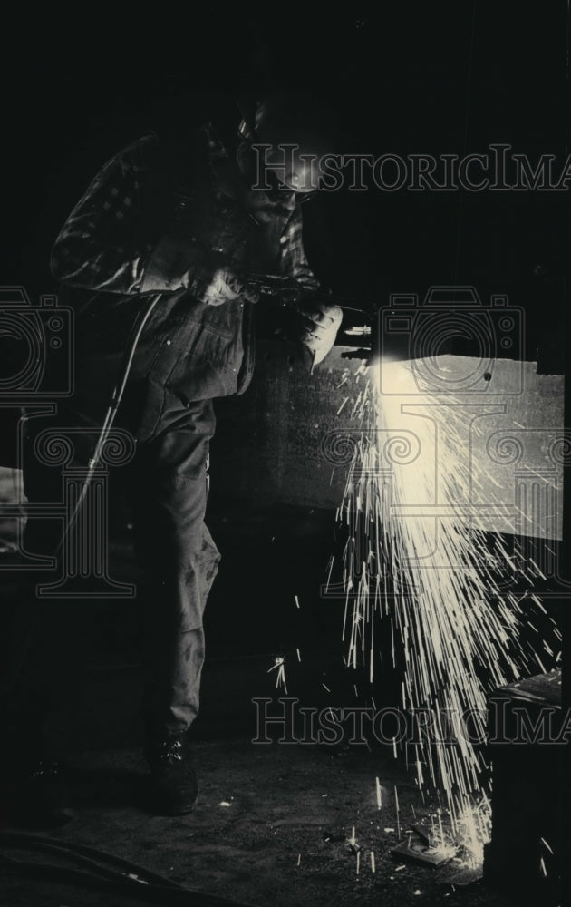 1984 Press Photo Joe Malkowski Welding Wisconsin Electric Power Company Boiler-Historic Images