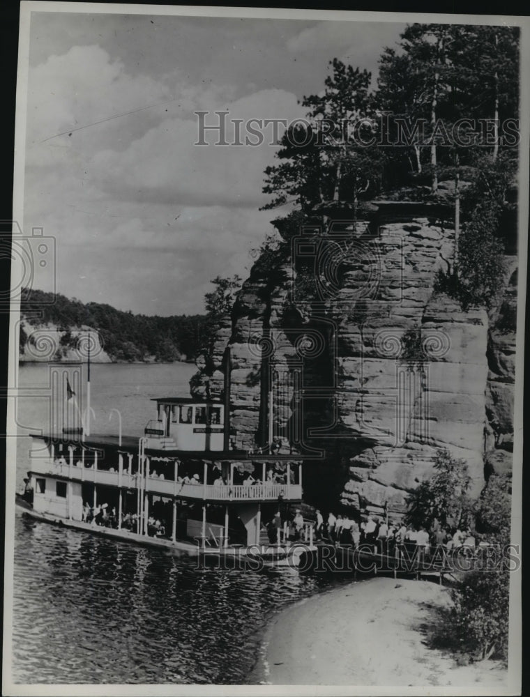 1953 Press Photo Tourists form in line into the boat at Wisconsin Dells-Historic Images