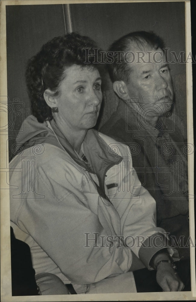 1989 Press Photo Kenneth Kunz waits outside courtroom of Chris Jacobs III trial - Historic Images