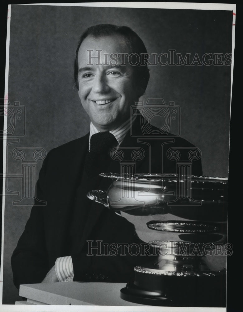 1977 Press Photo John Bly, of England&#39;s Royal Society of Arts, poses with item-Historic Images