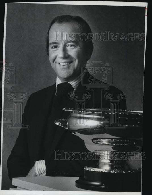 1977 Press Photo John Bly, of England's Royal Society of Arts, poses with item-Historic Images