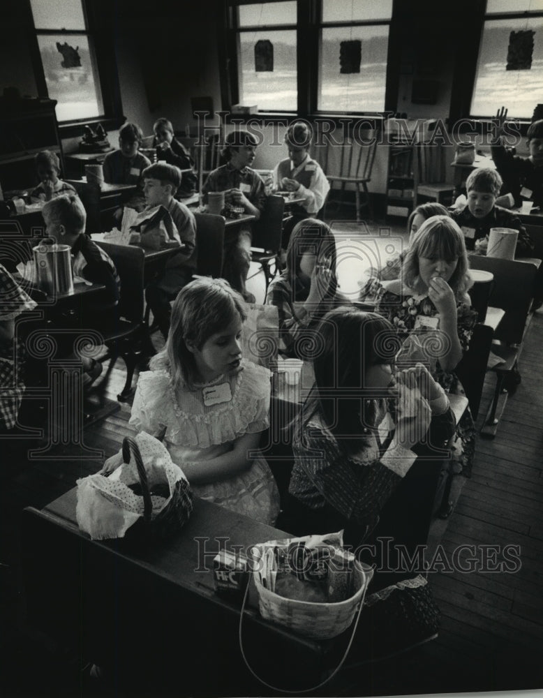 1993 Press Photo Jackson school has Lunch at Ye Olde School in West Bend-Historic Images