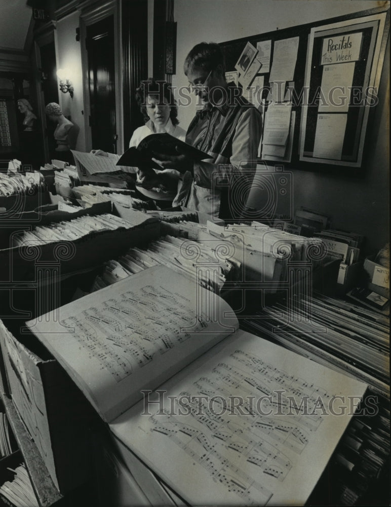1985 Press Photo Wisconsin Conservatory of Music&#39;s surplus music sale - Historic Images