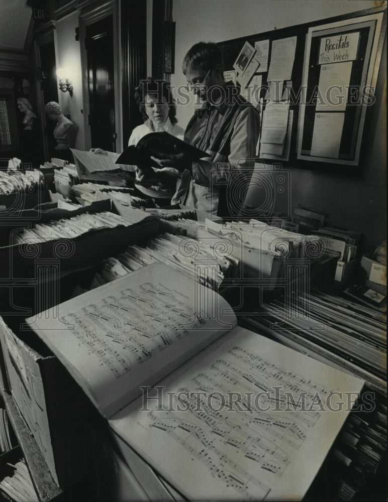 1985 Press Photo Wisconsin Conservatory of Music's surplus music sale - Historic Images