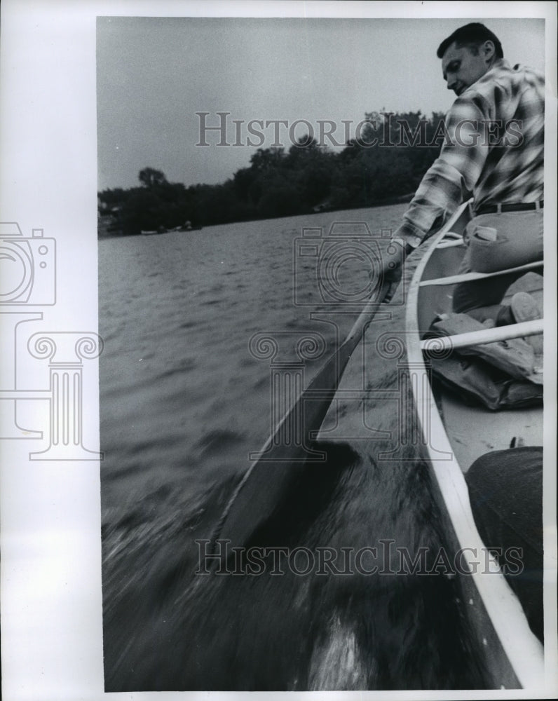 1965 Press Photo Roger Pruess demonstrates the &quot;J&quot; stroke for canoe class-Historic Images