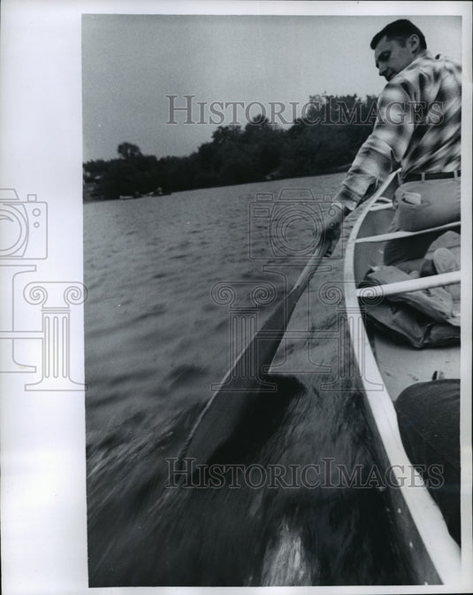 1965 Press Photo Roger Pruess demonstrates the "J" stroke for canoe class-Historic Images