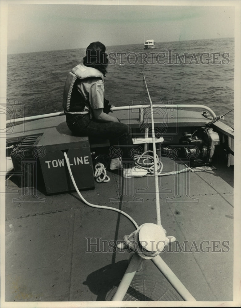 1986 Press Photo Jenny Lazore kept watch as the boat was towed toward shore.-Historic Images