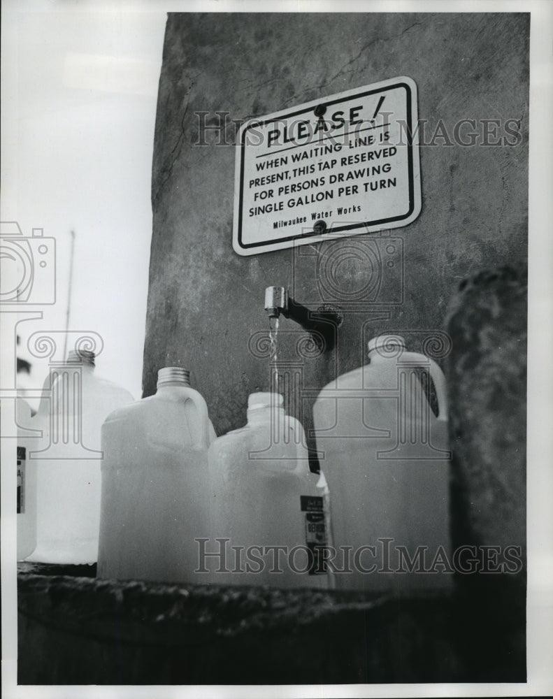 1973 Press Photo Wisconsin Public Utilities Service Commission fresh water fill-Historic Images