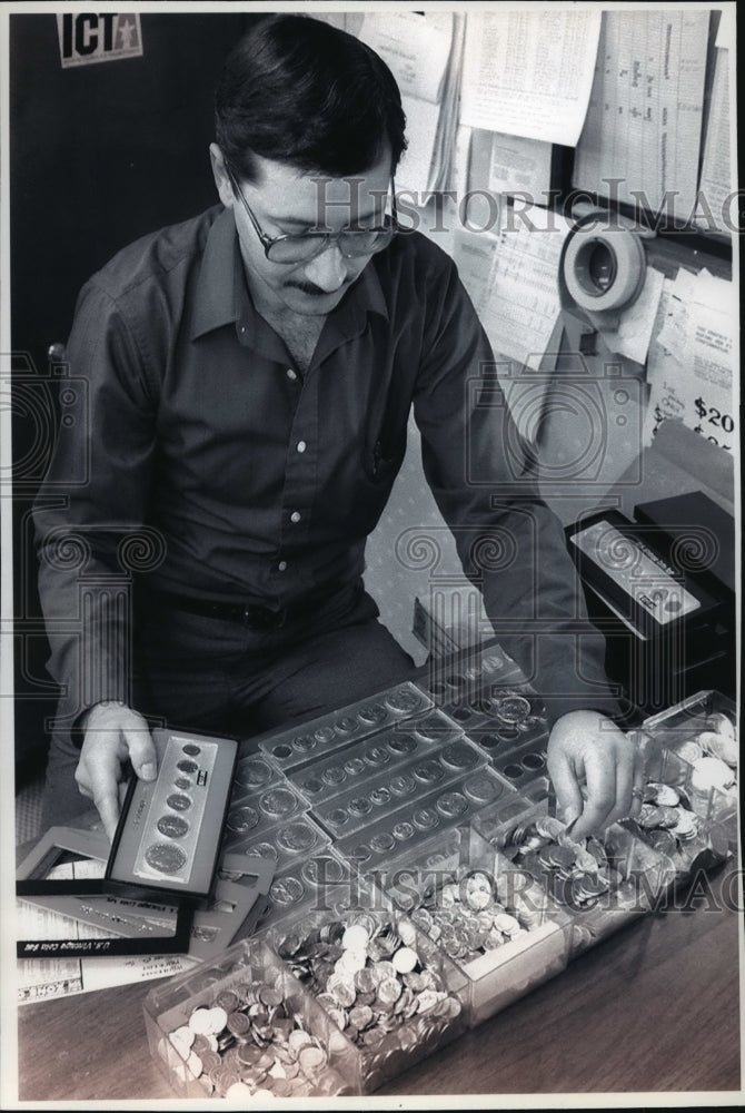 1994 Press Photo Rick Mehalko assembles coin sets at David Derzon Co. Inc.-Historic Images