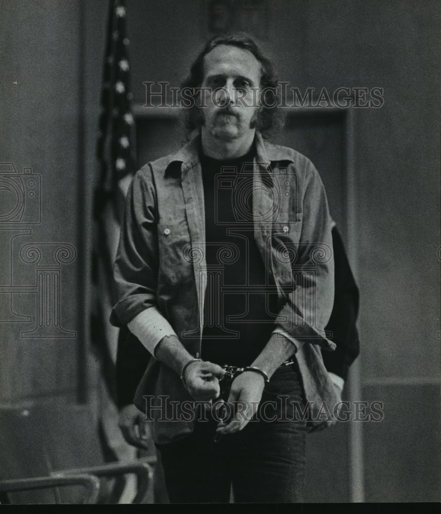 1982 Press Photo David Bertrand Takes Waukesha County Sheriff&#39;s Deputy Hostage - Historic Images