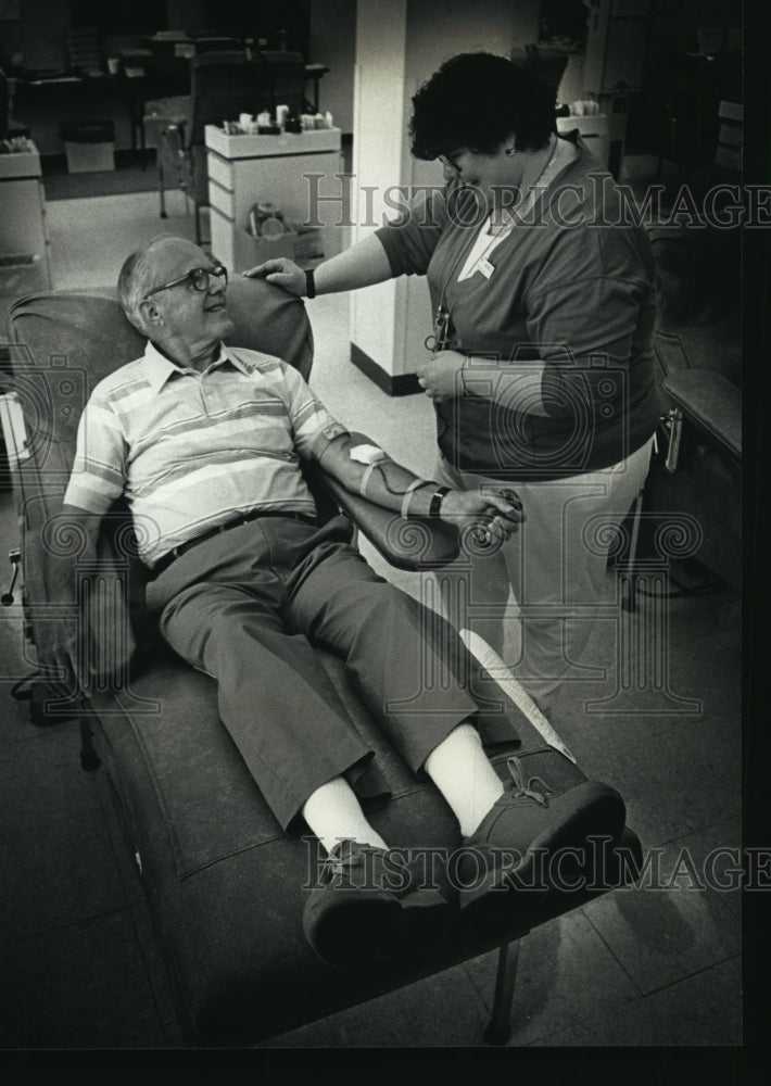 1992 Press Photo Herb Kirst, long-time blood donor, at Blood Center with nurse-Historic Images