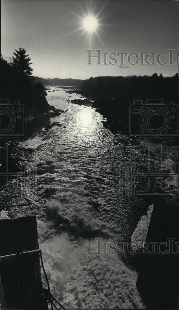 1986 Press Photo The Chippewa River near the Jim Falls Dam beneath sun-Historic Images