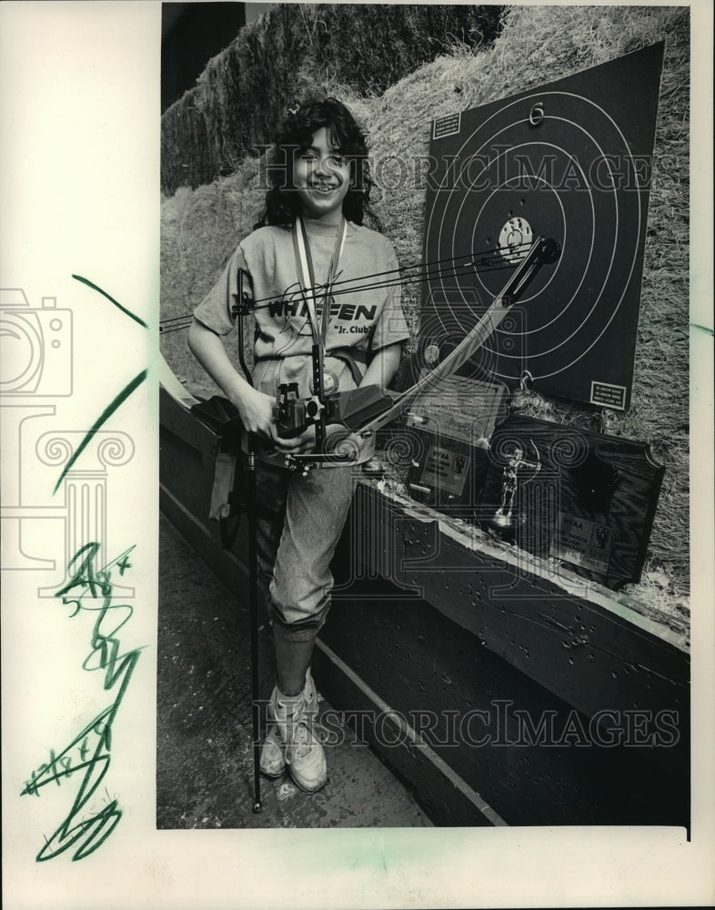 1987 Press Photo Angela Kotlarek shows off her skills in archery - Historic Images