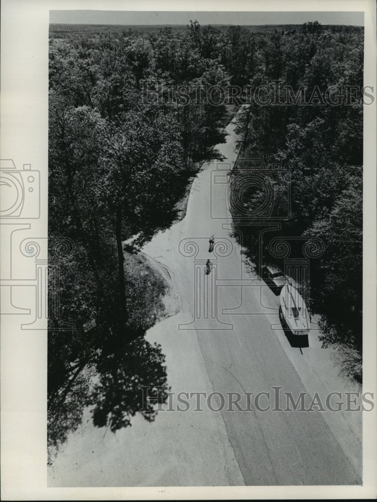 1974 Press Photo Two cyclists made their way through Peninsula Stake Park-Historic Images