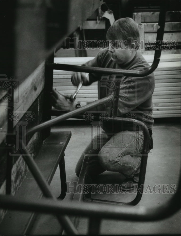 1995 Press Photo At Pike Lake State Park, Rich Word repairs picnic tables.-Historic Images