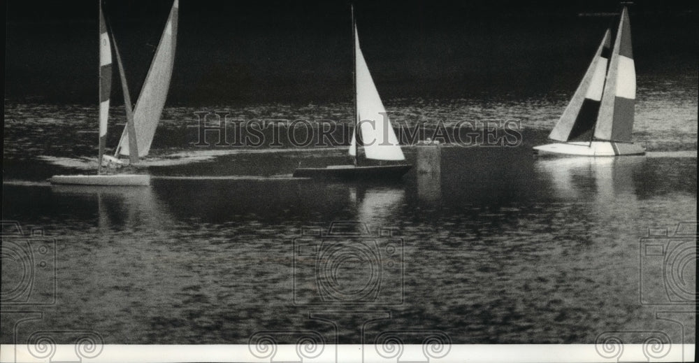 1993 Press Photo Miniature Sailboats In Zuenert Park Lagoon In Cedarburg-Historic Images