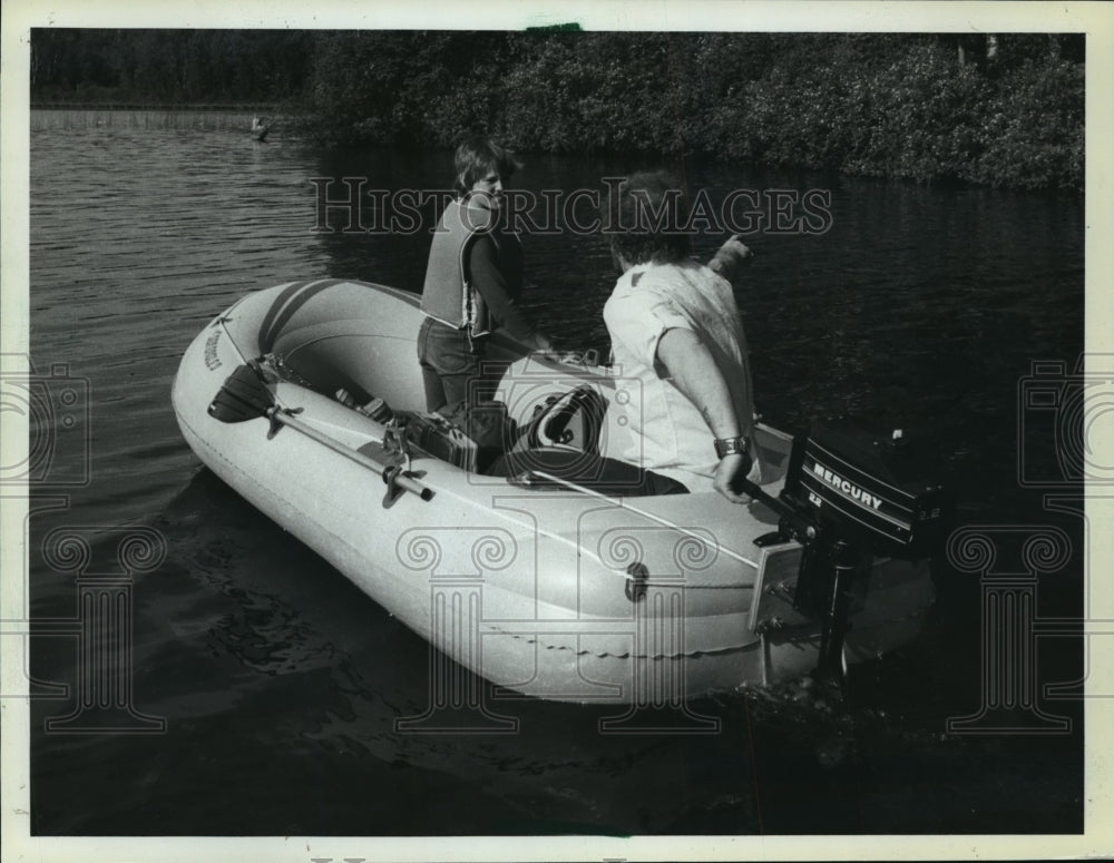 1984 Press Photo People Riding In An Inflatable Boat - mja40042-Historic Images