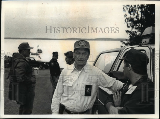 1990 Press Photo Caroll Besadny, North Twin Lake, Observes Chippewa Spearfishing - Historic Images