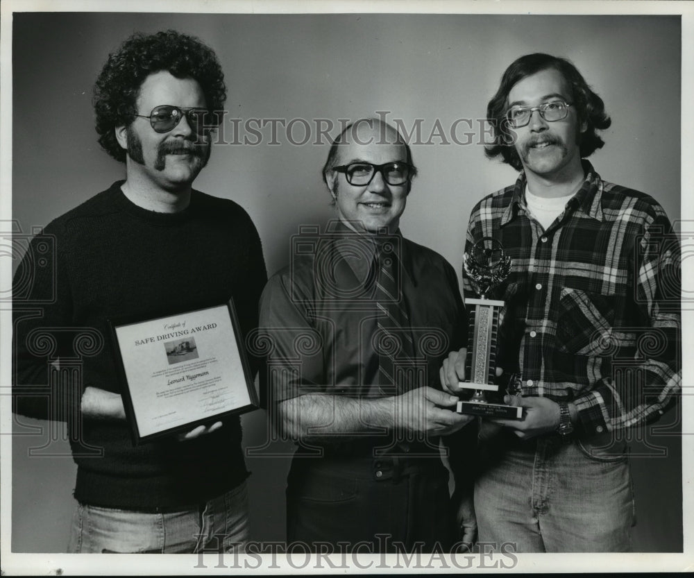 1975 Press Photo Fred Besasie, Dispatch Copy Desk, Presents Safe Driving Awards-Historic Images