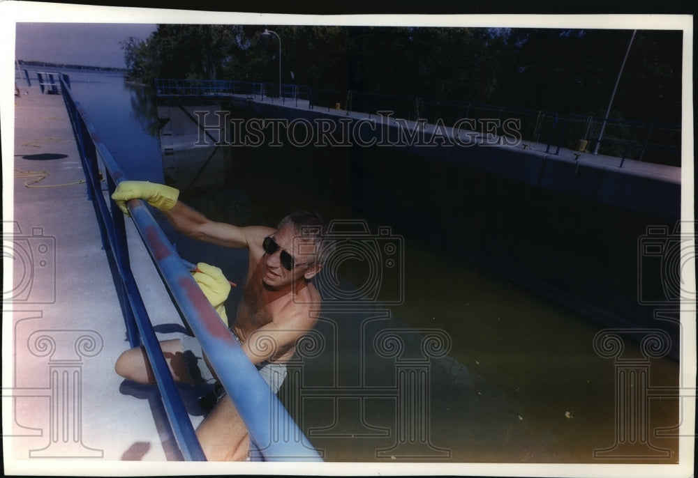 1993 Press Photo A Man Painting Guard Rails at the Fox River Locks in Wisconsin-Historic Images