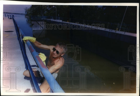 1993 Press Photo A Man Painting Guard Rails at the Fox River Locks in Wisconsin-Historic Images