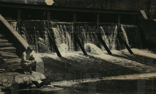 1992 Press Photo Richie Zander Fishing Beside A Dam On The Tomorrow River-Historic Images
