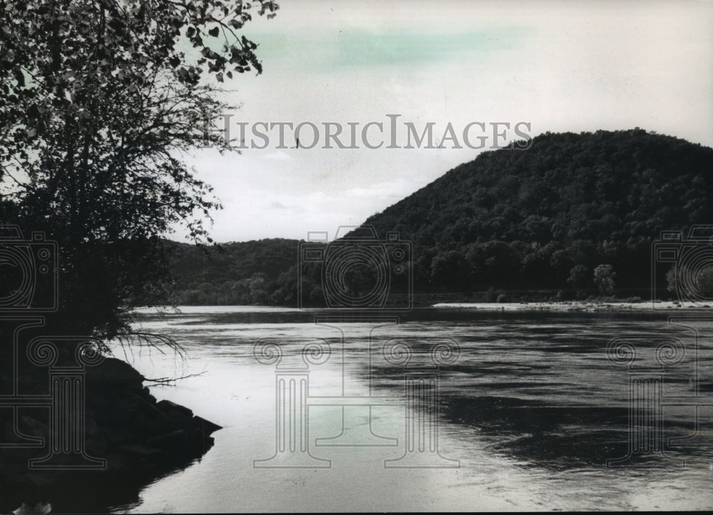 1988 Press Photo Bluffs By Lower Wisconsin River Near Boscobel - mja40232-Historic Images