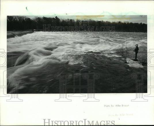 1986 Press Photo Doug Loomis Fishing On Spillway Bank Near Stevens Point - Historic Images