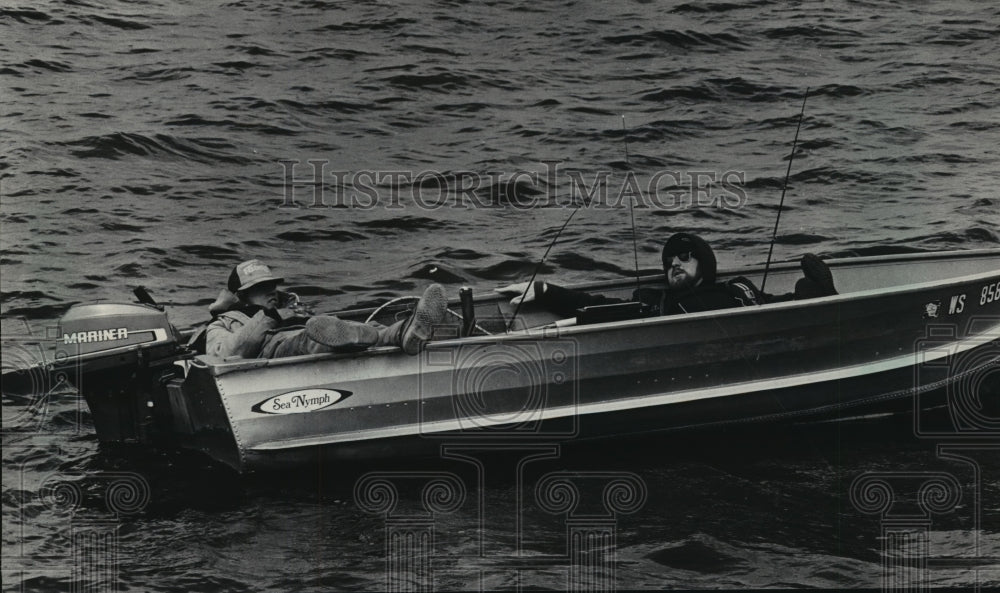1983 Press Photo Anglers patiently waited for walleyes on the Wolf River - Historic Images