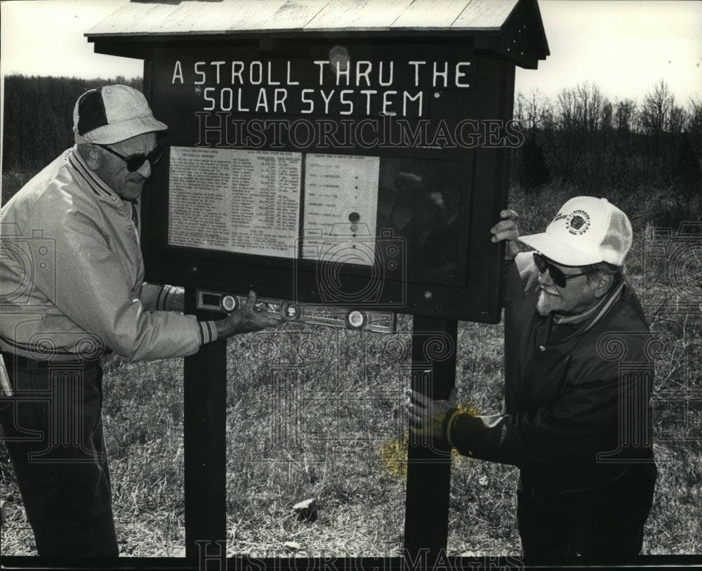 1992 Press Photo Harold Rogers, Bill Fisher Put Up Sign At Pike Lake State Park-Historic Images