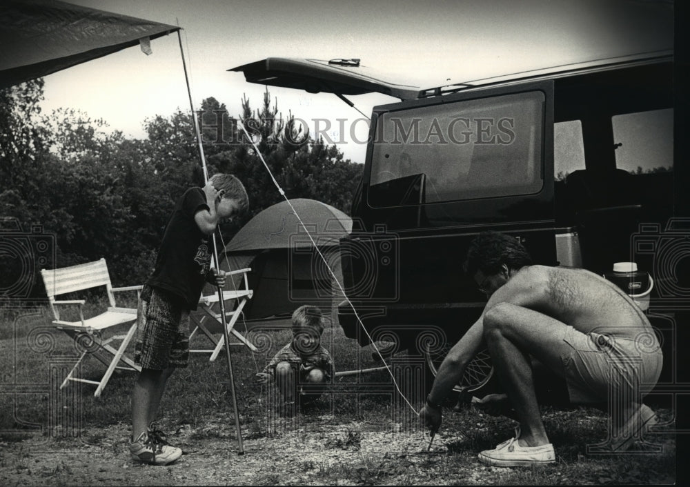1991 Press Photo Randy Wiskirchen takes his sons camping at Pike State Park-Historic Images