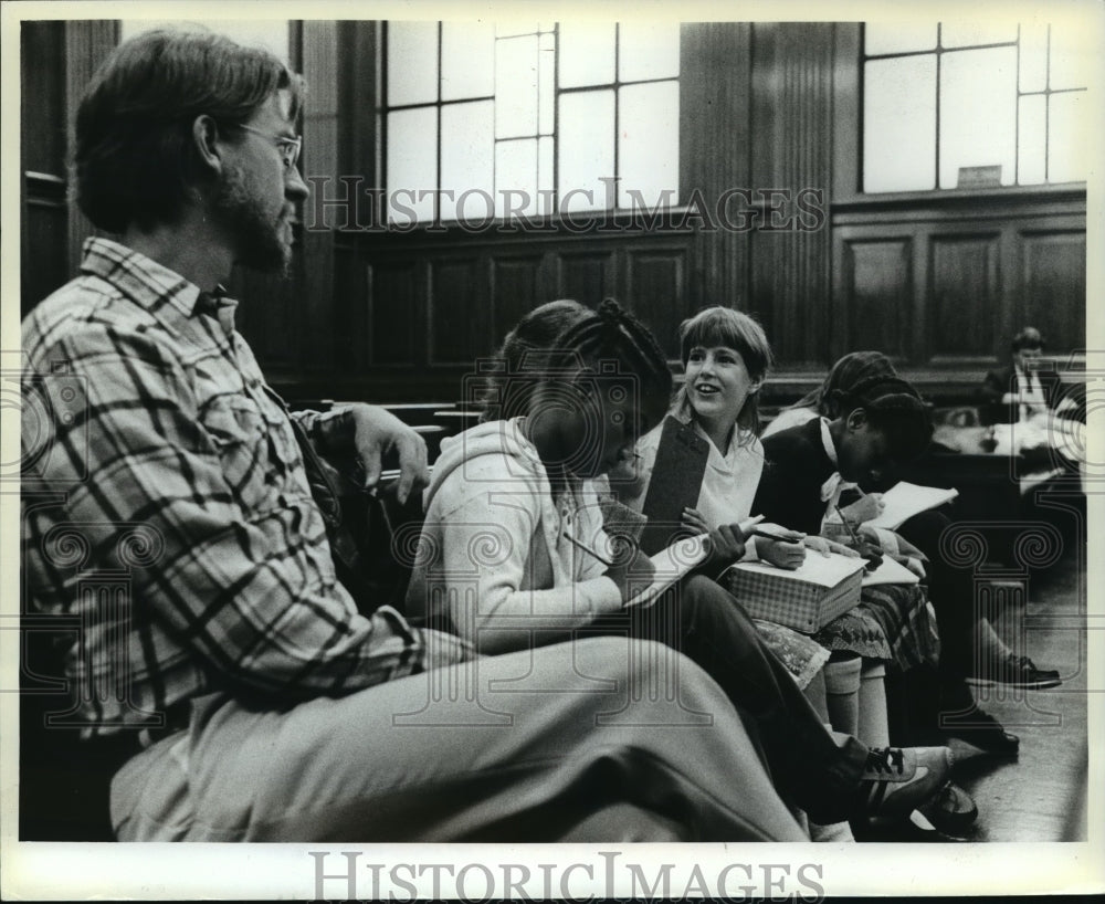 1981 Press Photo Tim Souers, Mara Souers, Students Cover the Ernest Lacy Inquest-Historic Images